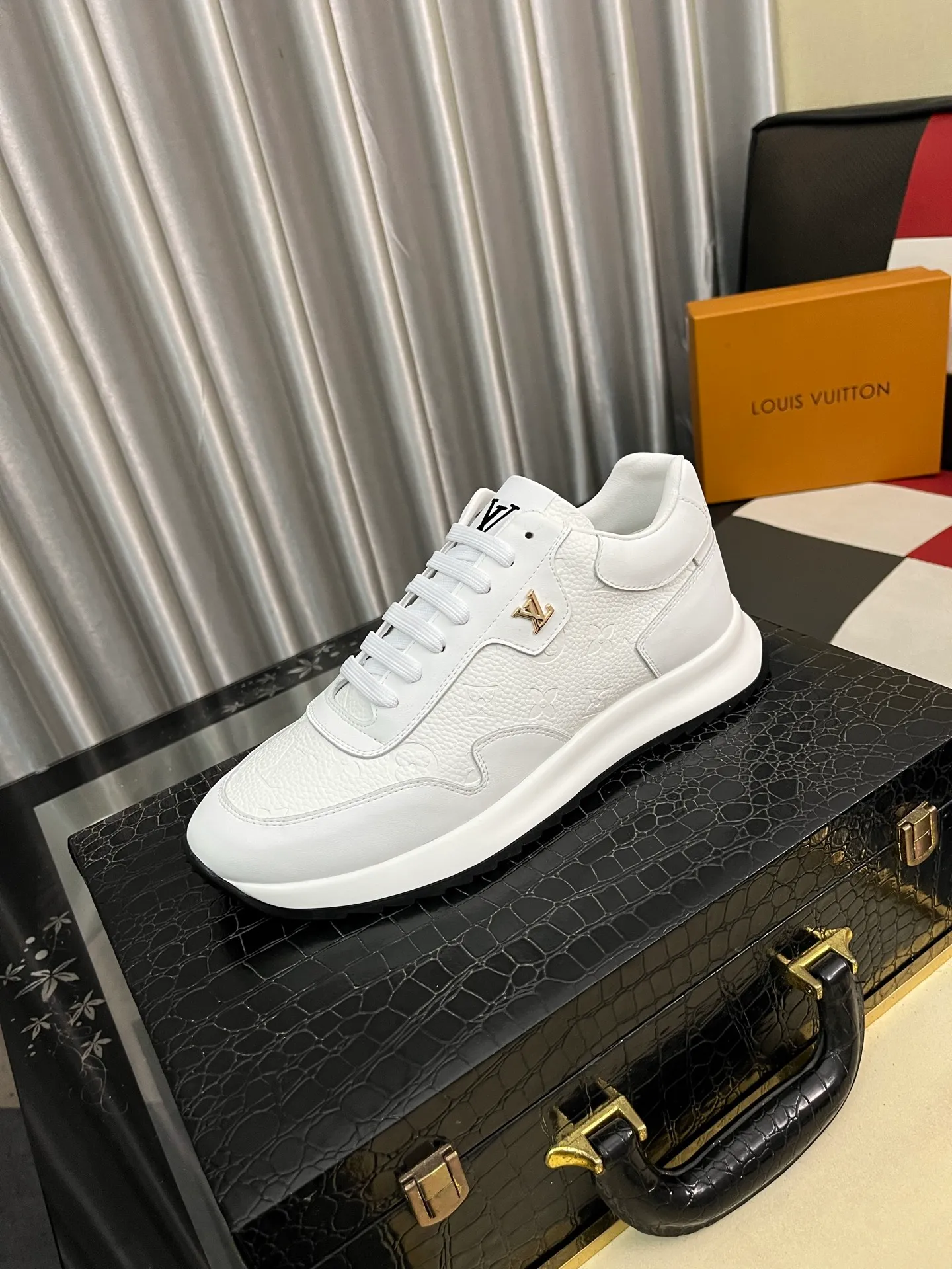 Men's shoes💰438⌚️⌚️《Louis vuitton/LV Louis Vuitton》original quality.~ Unique modern style sneakers. 🏃A must-have casual shoe for trendy men😍😍 Original brand imported from Italy, imported original leather, cowhide lining (refuses to discolor and grind feet) sole: original sole provided by the original factory, French lazy style design ⚠️Fit to the feet, original quality, super comfortable original sole. Code number: 38-443️⃣Colors available